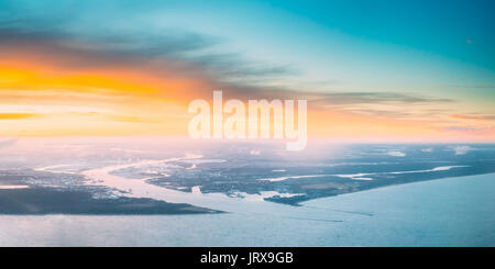 Westliche Dwina mündet in die Ostsee. Fluss trennt den Norden und Kurzeme Bezirk von Riga, Lettland. Blick vom Flugzeug. Sonnenuntergang Sonnenaufgang Ov Stockfoto