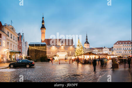 Traditioneller Weihnachtsmarkt am Rathausplatz - Raekoja Plats In Tallinn, Estland. Weihnachtsbaum und Handelshäuser mit Verkauf von Weihnachtsgeschenken Stockfoto