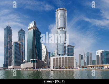 DUBAI, Vereinigte Arabische Emirate - 29. März 2017: Der neue Kanal und Burj Khalifa Turm im Hintergrund. Stockfoto