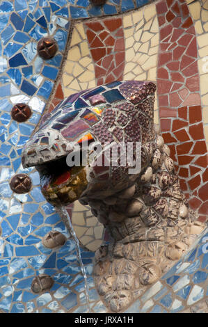 Detail der Arbeit trencadis Eidechse Kopf Tülle im Parc Güell Barcelona Spanien Stockfoto