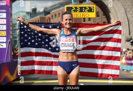 USAS Amy Cragg feiert Silber in der Frauen Marathon am dritten Tag der IAAF Weltmeisterschaften 2017 im London Stadium. Stockfoto