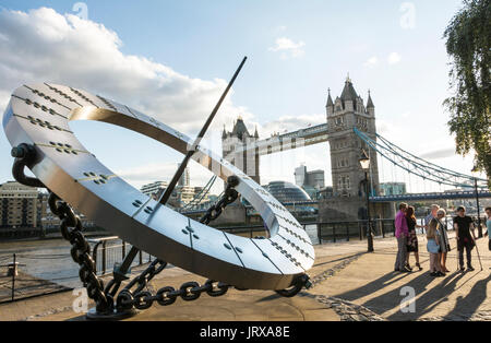 „Timepiece“ Sonnenuhr von Wendy Taylor in der Nähe der Tower Bridge, London, England, Großbritannien Stockfoto