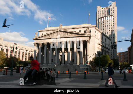 New York State Supreme Court Gebäude in Lower Manhattan, die Worte "das wahre Verwaltung der Gerechtigkeit' in seiner Fassade in Manhattan, New York, Stockfoto