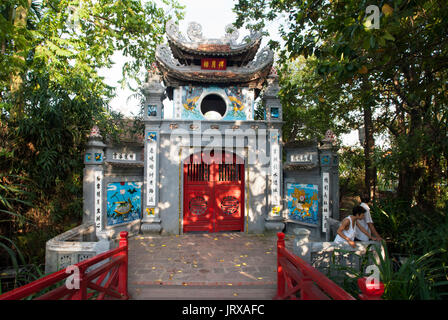Das huc Brücke zu Ngoc Son Tempel (Jade Mountain) in Hoan Kiem. Hanoi Old Quarter. huc bridge Son Tempel, Jade Mountain Tempel, ngoc Hoan k Stockfoto