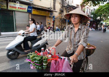 Motorräder und Fahrräder Menge Straßen von Hanoi Vietnam Stockfoto