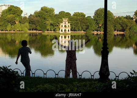 Thap rua Tempel oder Schildkröte Turm Hoan Kiem Lake Hanoi Vietnam. Tun morgen Übung am Hoan Kiem Neben thap Rua (Schildkröte Turm). Hanoi Old Quart Stockfoto