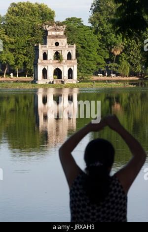 Thap rua Tempel oder Schildkröte Turm Hoan Kiem Lake Hanoi Vietnam. Tun morgen Übung am Hoan Kiem Neben thap Rua (Schildkröte Turm). Hanoi Old Quart Stockfoto