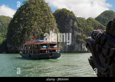 Chinesische Dschunke, Halong Bay Tourist Boat tour, Vietnam. Junk, Boot segeln unter karst Kalkstein Berge auf Cat ba Nationalpark, Ha Long, Halong Bay, Stockfoto