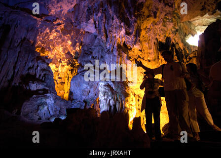 Hang Sung Sot, Grotte von Überraschungen, Tropfsteinhöhle in der Halong Bay, Vietnam, Südostasien. Sung Sot hängen oder Überraschung Grotte-bo hon Insel - Halong ba Stockfoto