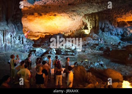 Hang Sung Sot, Grotte von Überraschungen, Tropfsteinhöhle in der Halong Bay, Vietnam, Südostasien. Sung Sot hängen oder Überraschung Grotte-bo hon Insel - Halong ba Stockfoto