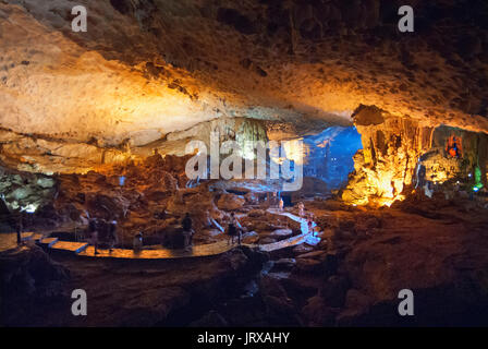 Hang Sung Sot, Grotte von Überraschungen, Tropfsteinhöhle in der Halong Bay, Vietnam, Südostasien. Sung Sot hängen oder Überraschung Grotte-bo hon Insel - Halong ba Stockfoto