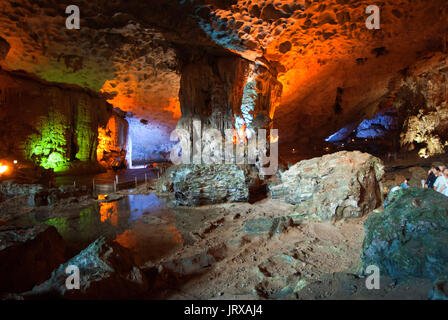 Hang Sung Sot, Grotte von Überraschungen, Tropfsteinhöhle in der Halong Bay, Vietnam, Südostasien. Sung Sot hängen oder Überraschung Grotte-bo hon Insel - Halong ba Stockfoto