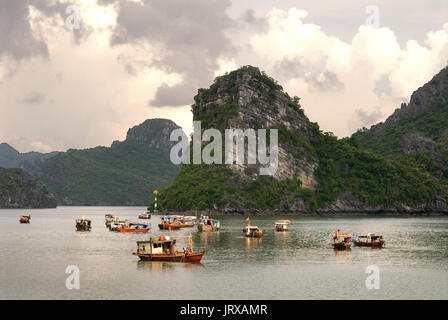 Boote und Kalkstein Karst in Ha Long, Halong Bay, Vietnam, Ha Long, Halong Bay, Vietnam Stockfoto