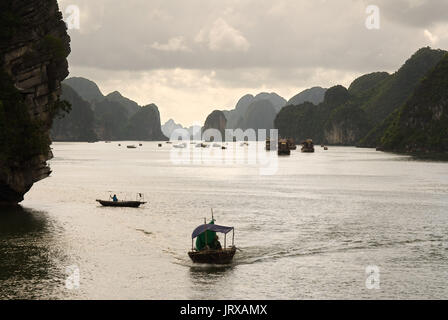 Boote und Kalkstein Karst in Ha Long, Halong Bay, Vietnam, Ha Long, Halong Bay, Vietnam Stockfoto