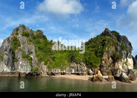Einsamen Strand in isolierten Insel in Ha Long Bay, Vietnam. ruhigen tropischen Strand, Cat ba Nationalpark, Ha Long, Halong Bay, Vietnam Stockfoto