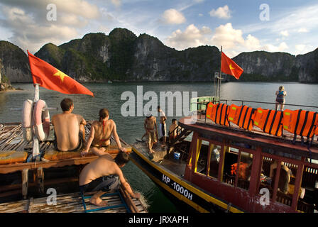 Romantisches Paar in einer chinesischen Dschunke, Halong Bay Tourist Boat tour, Vietnam. Junk, Boot segeln unter karst Kalkstein Berge auf Cat Ba National p Stockfoto