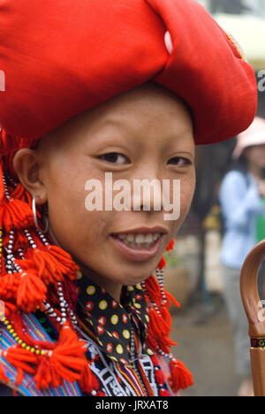 Porträt eines Roten Dao Stamm hmong Mädchen in Sapa Vietnam. Lao Cai Province, Northern Vietnam Stockfoto
