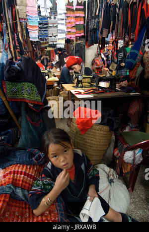 Schwarze Hmong Frauen machen und verkaufen tribal Kunsthandwerk und Kleidung iniside in Sapa, Lao Cai Provinz, Vietnam Stockfoto