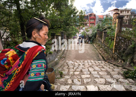 Bac Ha Straßen. Schwarze Hmong in traditioneller Kleidung am Wochenmarkt, Sapa, Vietnam. Junge Frauen aus der flower Hmong ethnische Minderheit an. Stockfoto