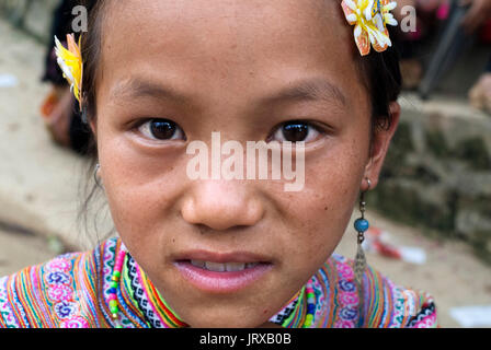 Bac Ha Markt. flower Hmong Mädchen in traditioneller Kleidung am Wochenmarkt, Sapa, Vietnam. Junge Frauen aus der flower Hmong ethnische Minderheit an der Stockfoto