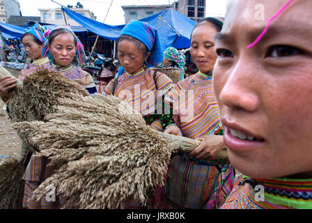 Bac Ha Markt. flower Hmong in traditioneller Kleidung am Wochenmarkt, Sapa, Vietnam. Junge Frauen aus der flower Hmong ethnische Minderheit an. Stockfoto