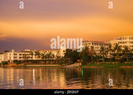 Hotels am Fluss. Drachenboot cuises bei Sonnenuntergang auf dem Fluss Huong (Perfume River). Vietnam. Dragon Head und Ausflugsschiff, Song Huong oder Huong Gian Stockfoto