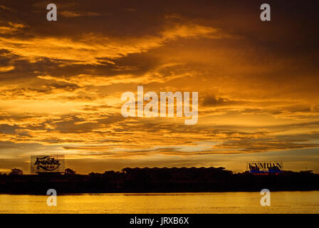 Drachenboot cuises bei Sonnenuntergang auf dem Fluss Huong (Perfume River). Vietnam. Dragon Head und Ausflugsschiff, Song Huong oder Huong Giang oder Parfüm Fluss, Stockfoto