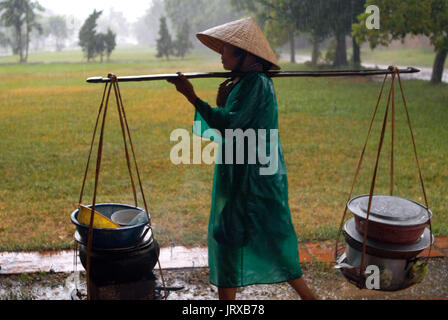 Monsunregen in der Stadt Hue. Menschen iwalking entlang überflutete Straßen in Hue. Vietnam. Stockfoto