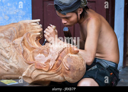 Hoi An Altstadt Handwerk Kim Bong traditionelle Schreinerei mann Carving außerhalb der Werkstatt, Vietnam Stockfoto