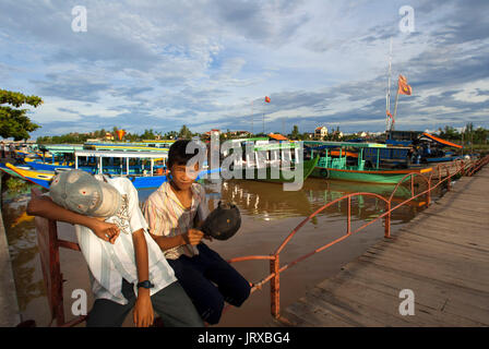 Traditionelle Boote auf dem Song Thu Bon Fluss, Hoi an, Vietnam, Südostasien. Kinder vor dem Pier. Hoi an, Vietnam. Stockfoto