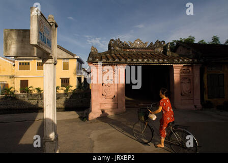 Alte Frau in ein Fahrrad überqueren die japanische Brücke in Hoi An, UNESCO-Weltkulturerbe, Vietnam, Indochina, Südostasien, Asien Stockfoto