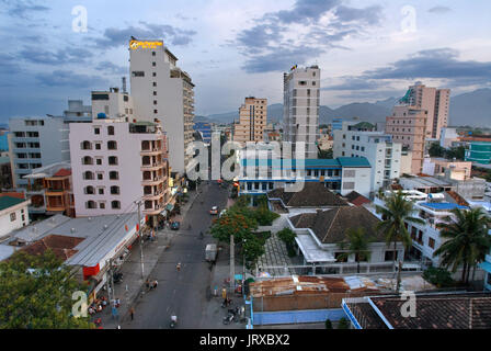 Luftaufnahme über Stadt Nha Trang, beliebtes Touristenziel in Vietnam. Stadtbild von Nha Trang. Stockfoto