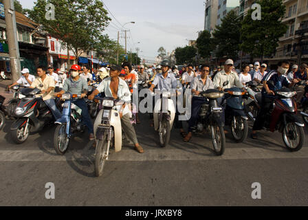 Hunderte Autofahrer warten auf eine Ampel grün auf einer Straße in Ho Chi Minh City, Saigon, Vietnam zu drehen. Motorräder an einer belebten Kreuzung in Stockfoto