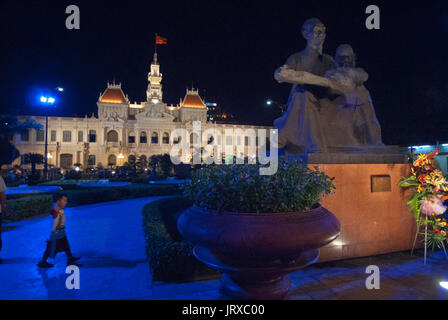 Statue von Ho Chi Minh, vor dem Hotel de Ville, Ho Chi Minh City, Vietnam. HSBC Bank. Ho Chi Minh Statue, People's Committee Gebäude Saigon Vietnam Stockfoto