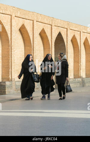 Frauen wandern, Isfahan, Iran Stockfoto