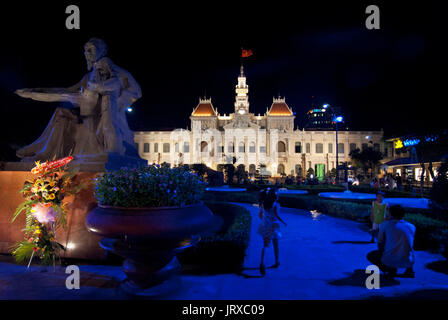 Statue von Ho Chi Minh, vor dem Hotel de Ville, Ho Chi Minh City, Vietnam. HSBC Bank. Ho Chi Minh Statue, People's Committee Gebäude Saigon Vietnam Stockfoto