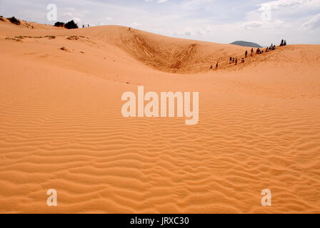 Junge Menschen haben sich funthrowing durch die Wüste Sand an den weißen Sanddünen, Mui Ne, Vietnam. Stockfoto