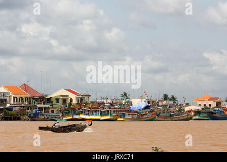 Boot auf dem Mekong Fluss, in der Nähe von My Tho, Vietnam. Bao Dinh Kanal, Mekong Delta. Kleines Boot auf einem Rückstau des Mekong, Can Tho, Mekong De Stockfoto