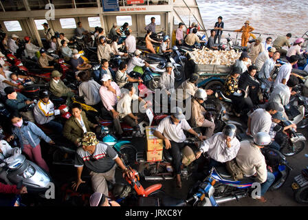 Viele Enten auf der öffentlichen Fähre nach den langen Vinh Co Chien Fluss zu überqueren. Mekong-Delta. Stockfoto