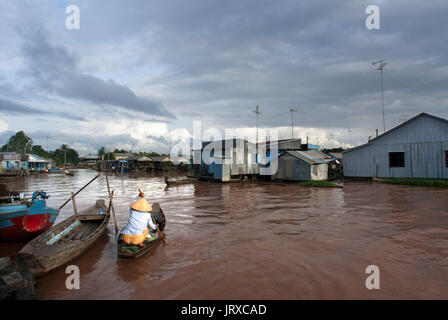 Häuser von der Fischzucht. Phong Dien, Mekong Delta, Vietnam. Schwimmenden Fischfarm in den Mekong-Fluss, Can Tho, Mekong-Delta, Vietnam, Südostasien Stockfoto