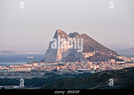 Felsen von Gibraltar, ab Hafen von Estepona, Andalusien, Spanien Stockfoto