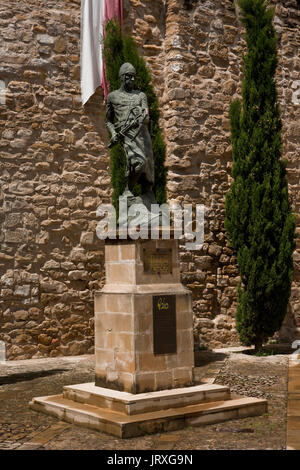 Denkmal-Hommage an die Gesellschaft der zweihundert Ballesteros Herr Santiago, steht für einen Krieger, bewaffnet Armbrust, Baeza, Spanien Stockfoto