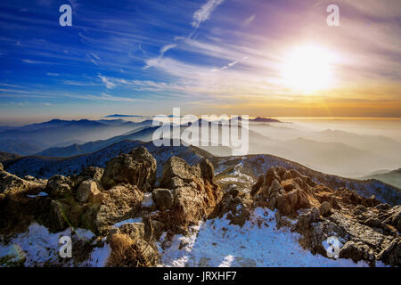 Winterlandschaft mit Sonnenuntergang und Neblig in Deogyusan Berge, Südkorea. Stockfoto