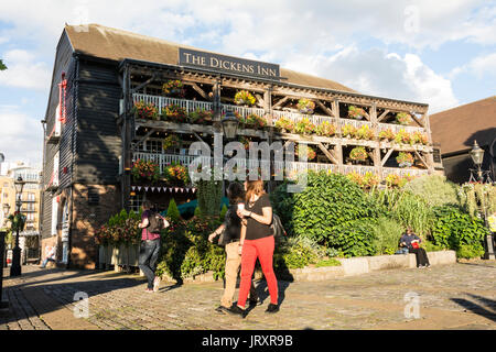 Die berühmten Dickens Inn St. Katharine's Way, Wapping, London E1, UK Stockfoto