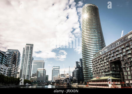 London, England, UK: Die neue Baltimore Turm, ein hoher Wohnwolkenkratzer Aufstieg auf der Isle of Dogs, London, E14. Stockfoto