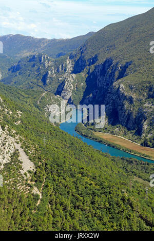 Strom des Flusses Cetina durch Schluchten und Klippen Stockfoto