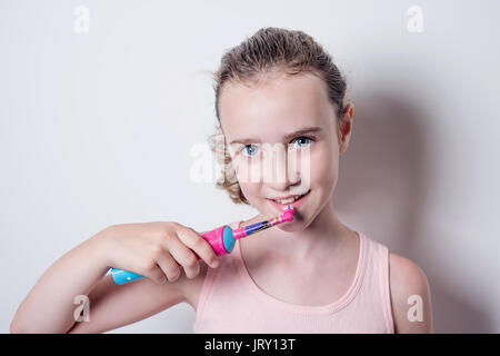 kleines Mädchen, die ihre Zähne putzen Stockfoto