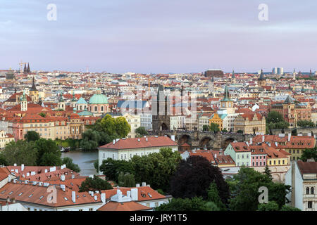 Blick auf die Gebäude an der Mala Strana (Kleinseite) und Alte Stadt Bezirke und darüber hinaus in Prag, Tschechische Republik. Stockfoto