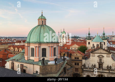 Blick auf St. Franziskus von Assissi Kuppel und Türme der Kirche andere alte Gebäude in der Altstadt in Prag, Tschechische Republik, am frühen Abend von oben Stockfoto