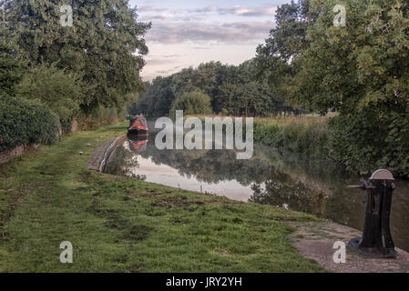 Am frühen Morgen Nebel über dem Trent und Mersey canal mit Reflexionen im Wasser Stockfoto